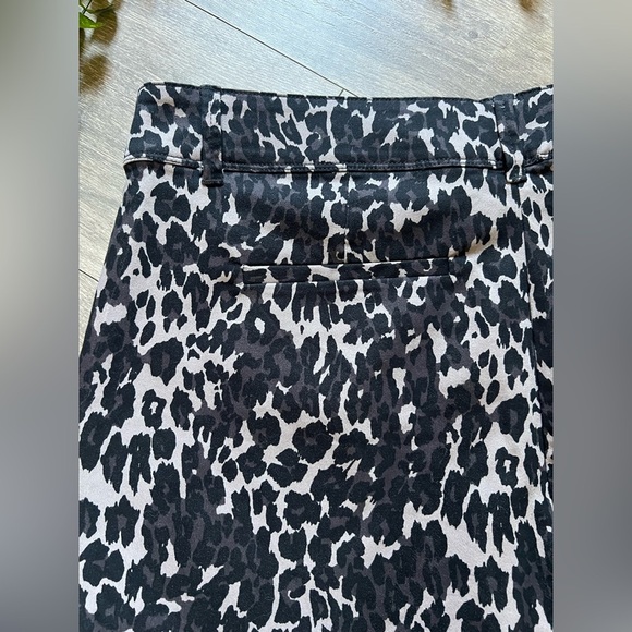 Isaac Mizrahi Distressed Leopard Print Structured Shorts in Black & Gray Size 12 - Picture 10 of 13